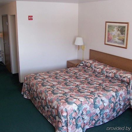 Budget Host Inn & Suites North Branch Rum bild